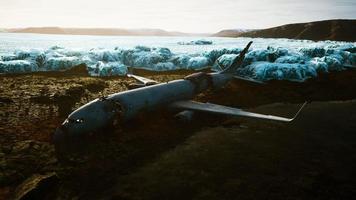 8k Flugzeugwrack am schwarzen Strand foto
