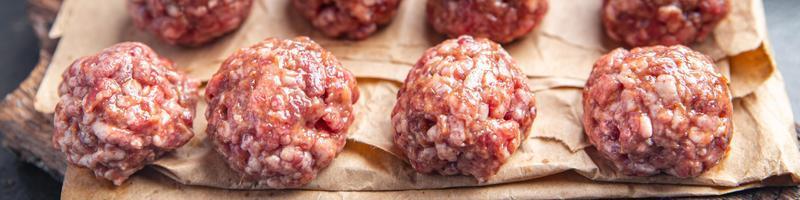 fleischbällchen rohes fleisch rindfleisch schweinefleisch huhn frische portion diätetische gesunde mahlzeit essen foto