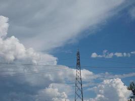 Übertragungsleitung über blauem Himmel foto