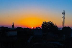 schöner sonnenaufgang oder sonnenuntergang, der die wolken sanft beleuchtet foto