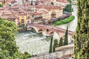 alte römische Brücke namens Ponte di Pietra in Verona, Italien foto