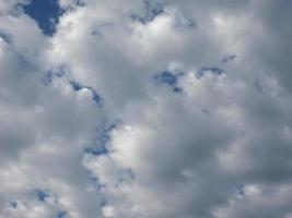 blauer Himmel mit Wolkenhintergrund foto