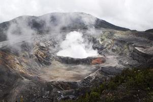 Luftaufnahme. wunderschöne landschaft mit poas vulkan und rauch aus seinem krater.costa rica foto