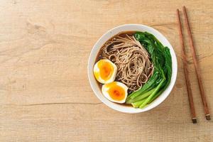 Ramen-Nudeln mit Ei - vegan oder vegetarisch foto