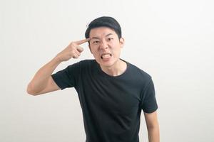 junger asiatischer mann mit wütendem und wütendem gesicht foto