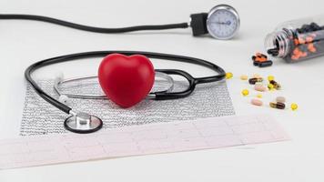 Stethoskop auf Kardiogramm und Spielzeugherz. Konzept Gesundheitswesen. Kardiologie - Pflege des Herzens foto