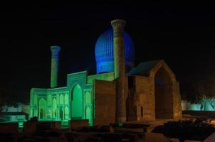 Mausoleum von Amir Timur in der Nacht in Samarkand, Usbekistan. Antike Architektur Zentralasiens foto