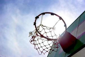 Basketballkorb aus Holz mit blauem Himmelshintergrund foto