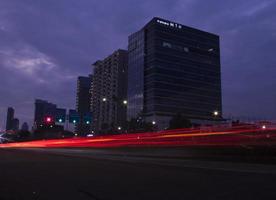 Lichtspur auf der Mt Haryono Street mit Gebäuden im Hintergrund, Jakarta, Indonesien, 04. Februar 2022 foto