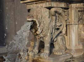 petrusbrunnen st peter brunnen in köln foto