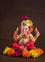 Hindu-Gott Ganesha. Ganesha-Idol auf dunklem Holzhintergrund. foto