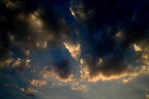 schöner Sonnenunterganghimmel mit Wolken. abstrakter Himmel. foto