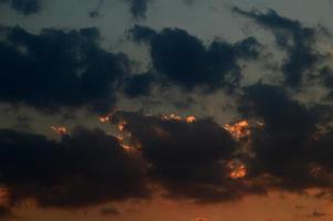 schöner Sonnenunterganghimmel mit Wolken. abstrakter Himmel. foto