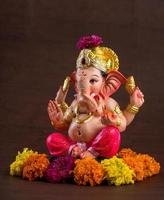 Hindu-Gott Ganesha. Ganesha-Idol auf dunklem Holzhintergrund. foto