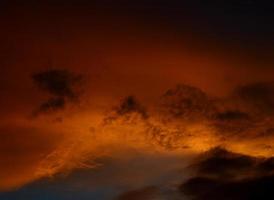 schöner Sonnenunterganghimmel mit Wolken. abstrakter Himmel. foto