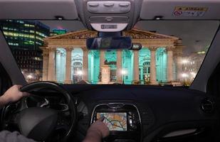 fahren mit gps in richtung royal exchange building, london, uk foto