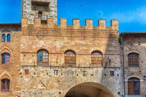 die mittelalterliche architektur von san gimignano, einer symbolträchtigen stadt in italien foto