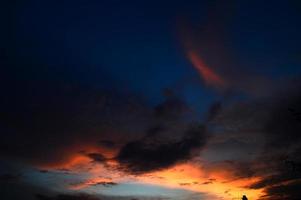 schöner Sonnenunterganghimmel mit Wolken. abstrakter Himmel. foto