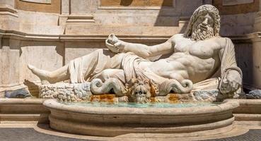 berühmte griechische skulptur des ozeangottes, namens marforio, in rom, italien. klassische Mythologie in der Kunst. foto