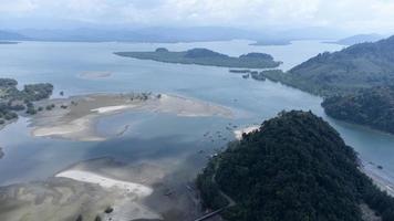 wunderschönes meer im laem son nationalpark, ranong, thailand. im Bereich des örtlichen Fischereihafens und im Hintergrund der wunderschönen Naturküste durch Luftaufnahme von der Drohne. foto