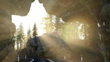 steiniger Straßentonel im Berg bei Sonnenuntergang foto