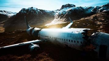 Flugzeug stürzte auf einen Berg foto