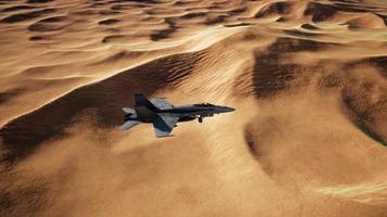 Amerikanisches Militärflugzeug über der Wüste foto