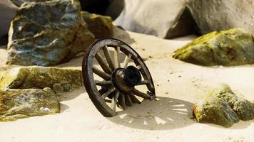 altes Traditions-Wagenrad auf dem Sand foto