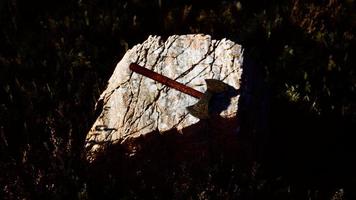 Streitaxt für Wikinger auf dem Felsen bei Sonnenuntergang foto