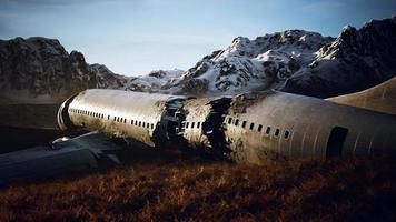 Flugzeug stürzte auf einen Berg foto