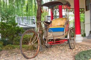 altes Vintage-Dreirad, das für Touristen gezeigt wird foto