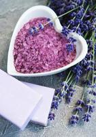 herzförmige Schale mit Meersalz, Seife und frischen Lavendelblüten