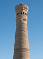 hoher ovaler Turm aus Ziegeln, alte asiatische Gebäude. die Details der Architektur des mittelalterlichen Zentralasiens foto