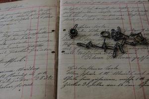 zurückgelassener Schmuck in einer Detailansicht des Tagebuchs foto