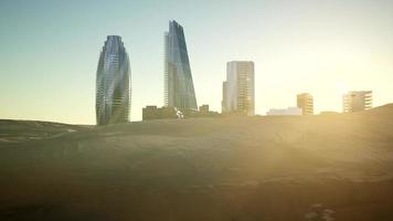 stadtwolkenkratzer in der wüste bei sonnenuntergang foto