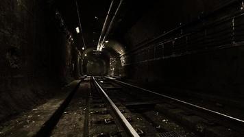 Licht in der Nacht im U-Bahn-Tunnel der Altstadt foto