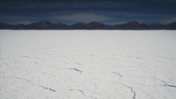 Bonneville Salt Flats Landschaft mit Regensturmwolken in der Ferne foto