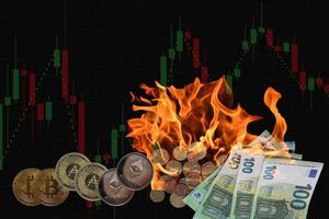 Inflation im Weltdiagramm vom Markt mit brennenden Euroscheinen und Kryptomünzen mit Schwarz foto