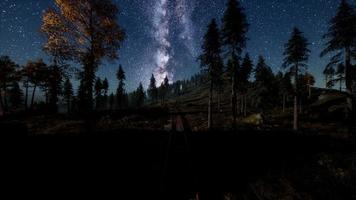 die milchstraße über eisenbahn und wald foto