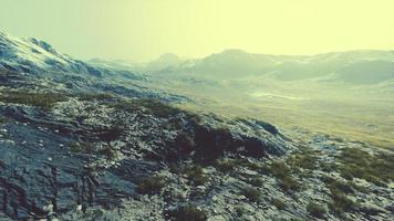 Landschaft der Berge mit trockenem Gras in der Sommersaison foto