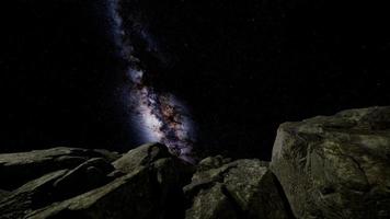 4K-Astrofotografie-Sternspuren über Sandsteinschluchtwände. foto
