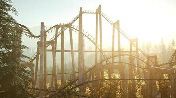 alte Achterbahn bei Sonnenuntergang foto