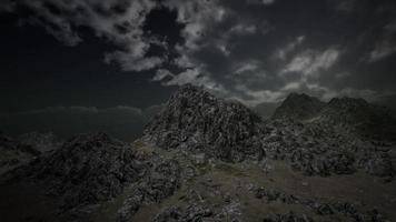 Dramatischer Sturmhimmel über rauen Bergen foto