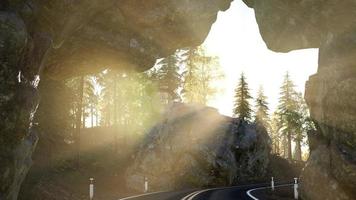 steiniger Straßentonel im Berg bei Sonnenuntergang foto