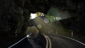 Steiniger Straßentonel im Berg foto