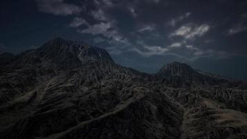 dunkler Berg mit den dunklen Wolken foto