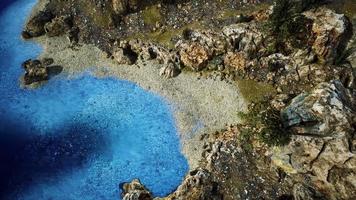 luftaufnahme von der fliegenden drohne der felsigen insel im atlantik foto