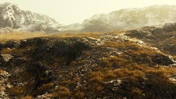 Landschaft mit kargen Bergen, die mit Eis bedeckt sind foto