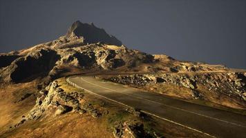 Landstraße durch die wunderschöne Berglandschaft foto