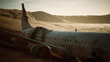 verlassenes zerschmettertes Flugzeug in der Wüste foto